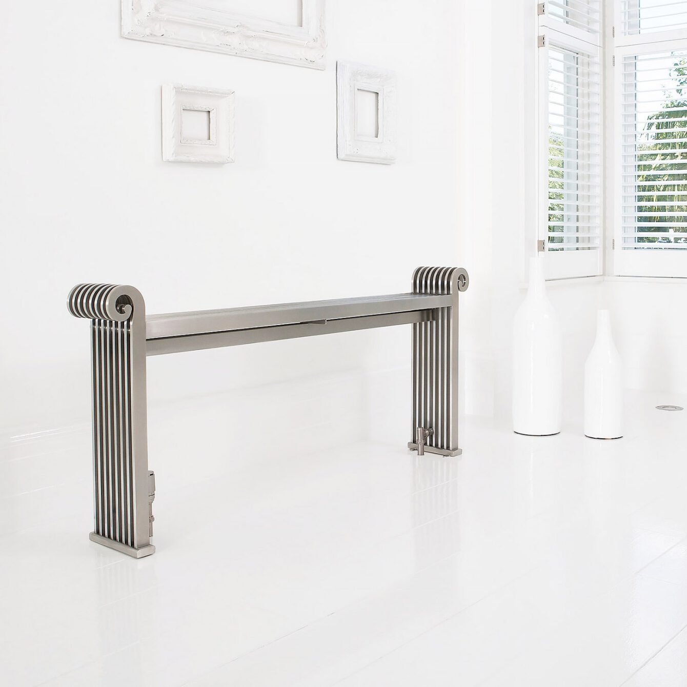 Grandeur - Skulpturaler AEON Luxus-Heizkörper (Sitzbank) aus Edelstahl | Radiamo