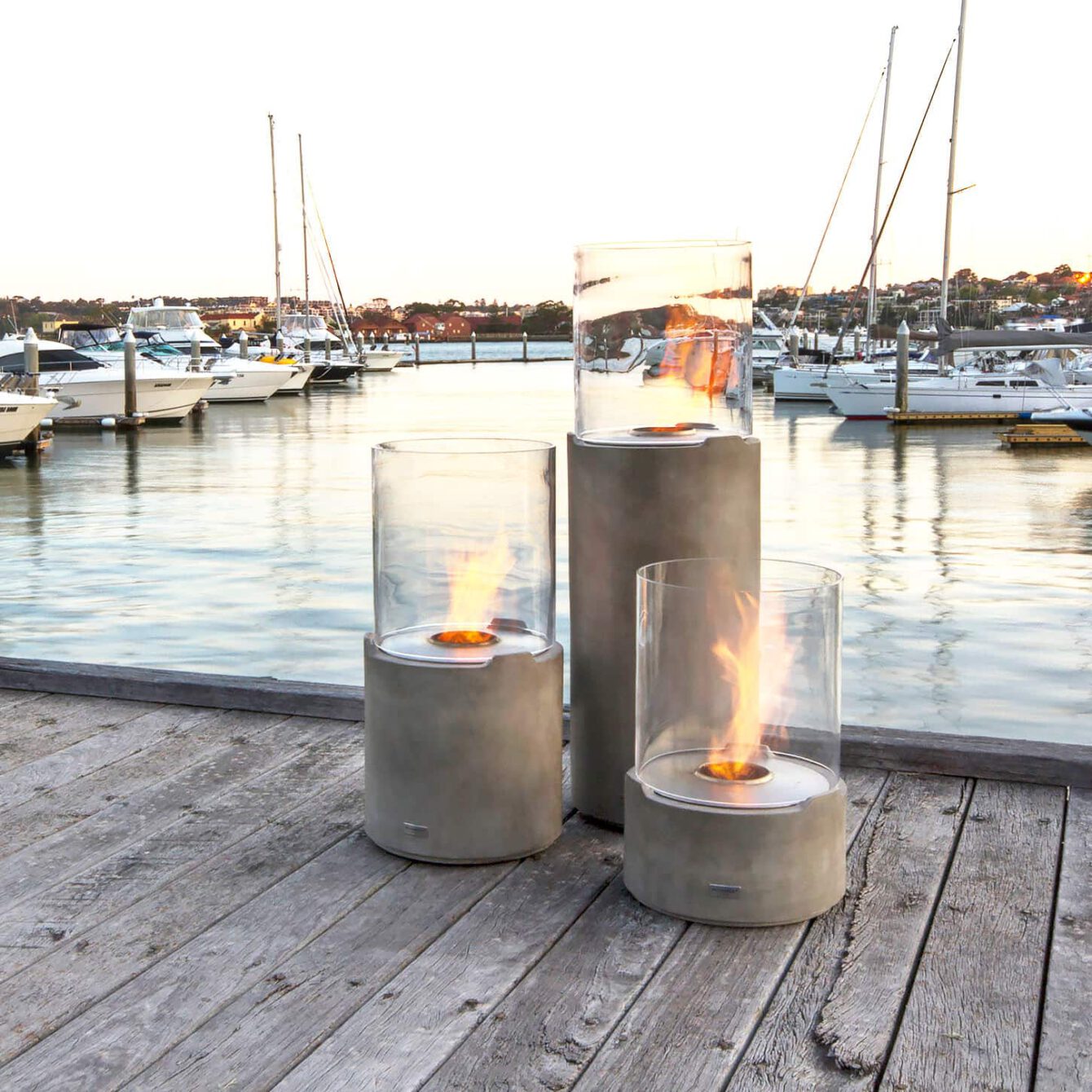 Lighthouse 300 - Designfeuer mit Glashaube und Betonfuß von EcoSmart Fire | Radiamo
