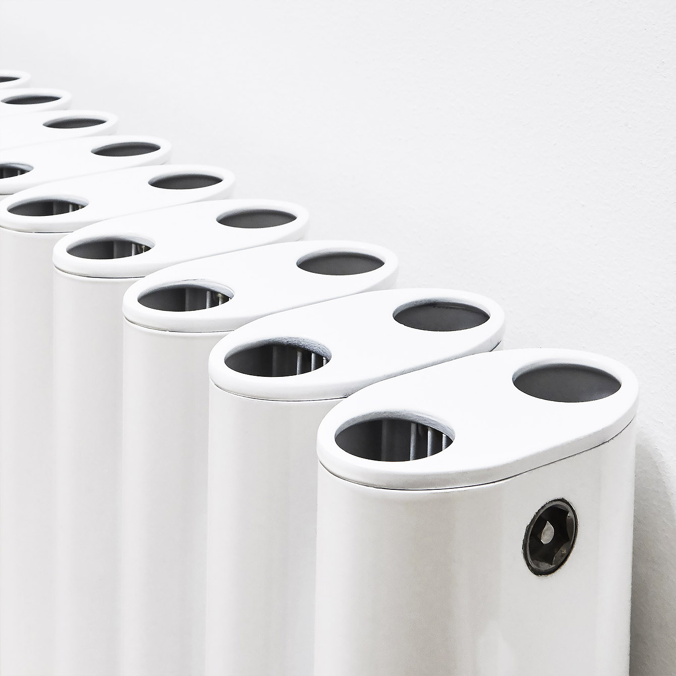 Ron White - Stilvoller ESKIMO Aluminium-Heizkörper (RAL9016, weiß) für Wohn- & Badraum | Radiamo
