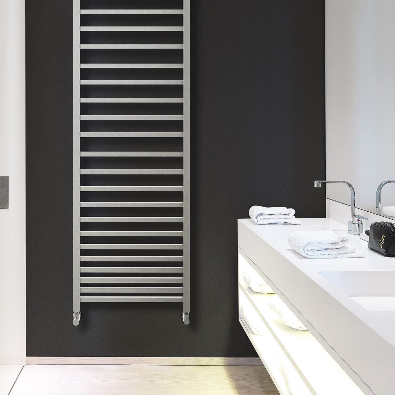 Tiramolla - Exklusiver K8 Handtuchwärmer für moderne Badräume | Radiamo