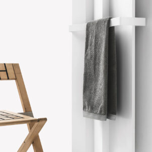 Android Bath - Vertikaler ANTRAX IT Heizkörper mit Handtuchhalter von Daniel Libeskind | Radiamo