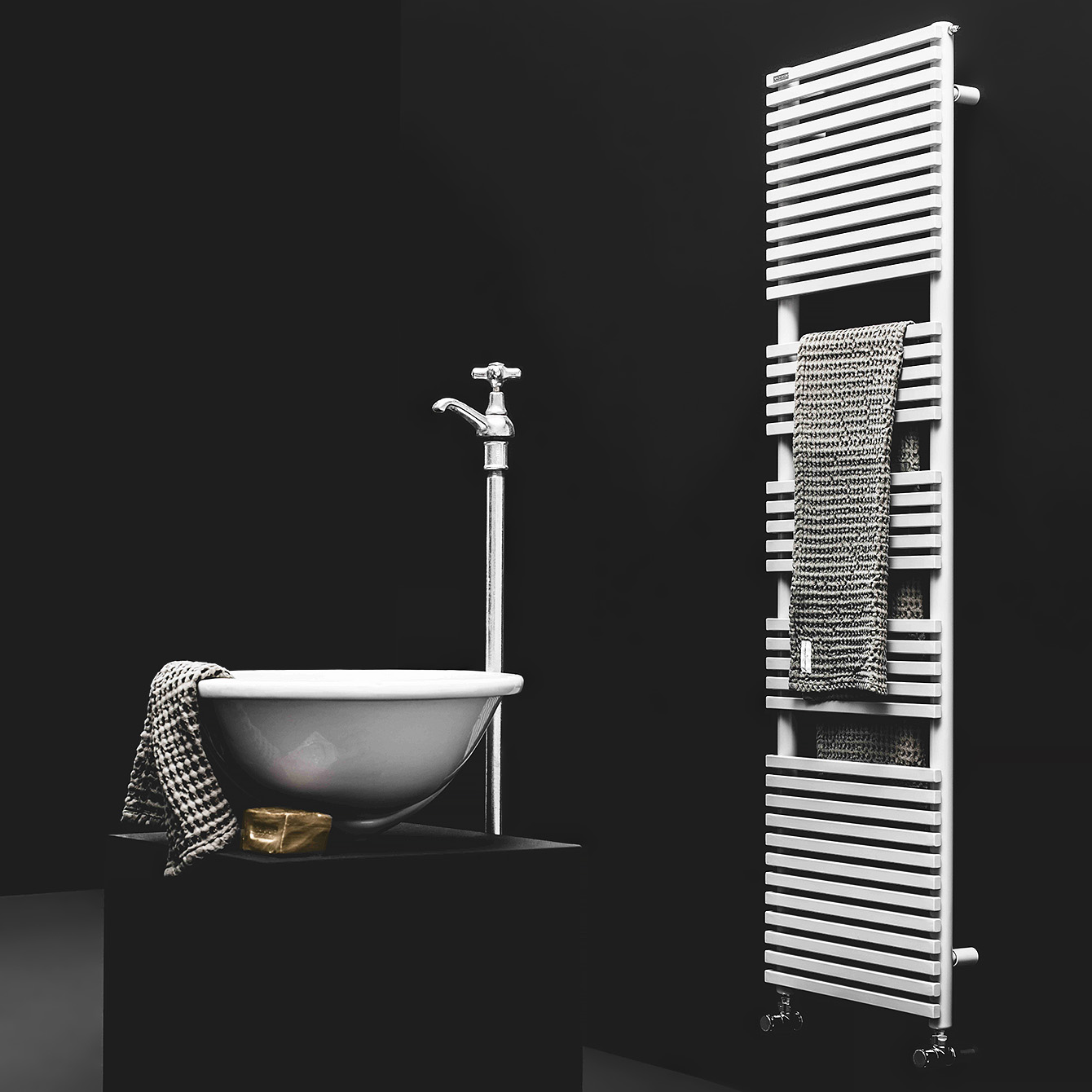 H20 Bath - Moderner ANTRAX IT Designer-Handtuchwärmer aus Carbonstahl | Radiamo