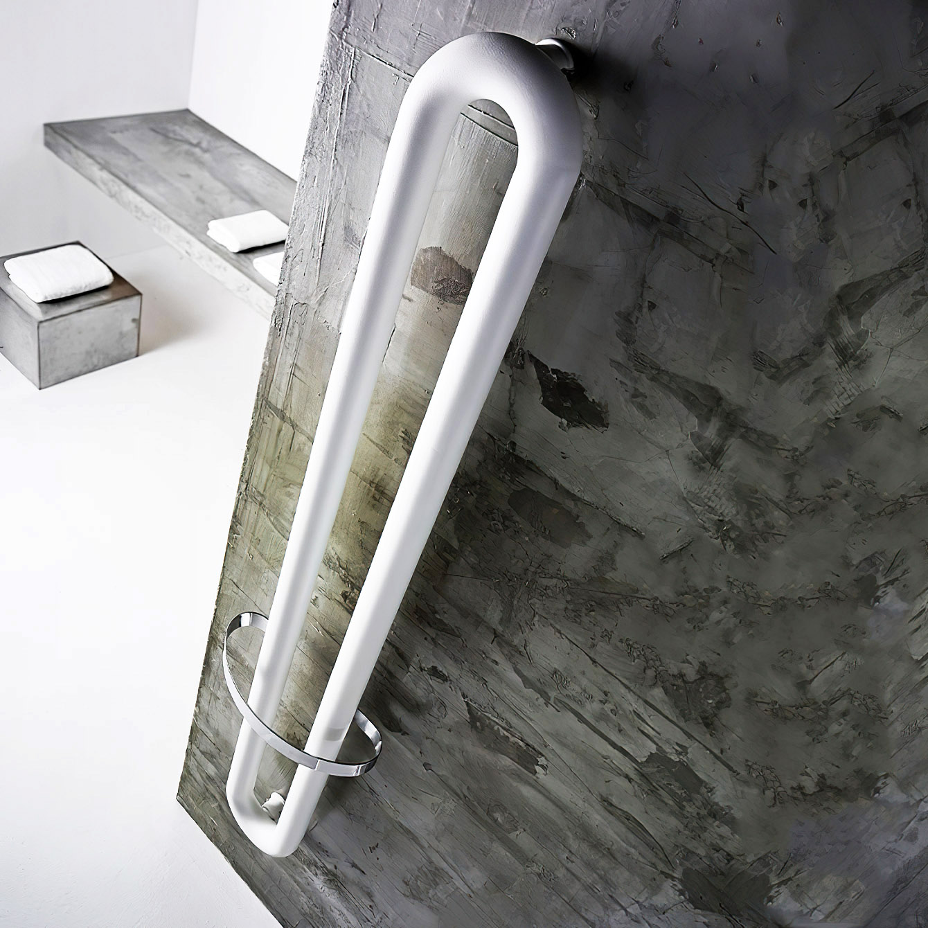 Tubone Bath - Stilvoller ANTRAX IT Heizkörper inkl. Halter von Andrea Crosetta | Radiamo