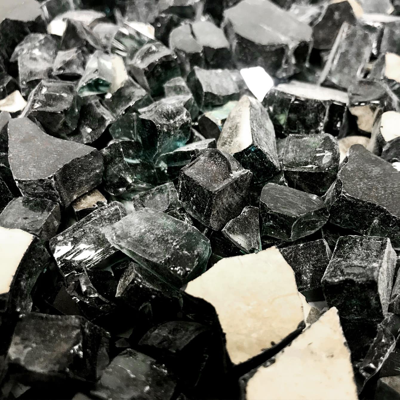 Onyx Black (Refl.) - Schwarzes ENHANCE A FIRE! Crushed Glass für Kamin-Deko | Radiamo
